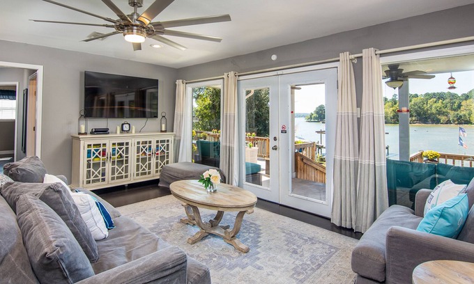 Pointblank House | Lakefront Home with Lake Livingston Views near Fishing Piers & Community Park