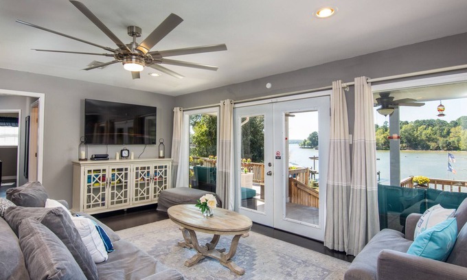 Pointblank House | Lakefront Home with Lake Livingston Views near Fishing Piers & Community Park