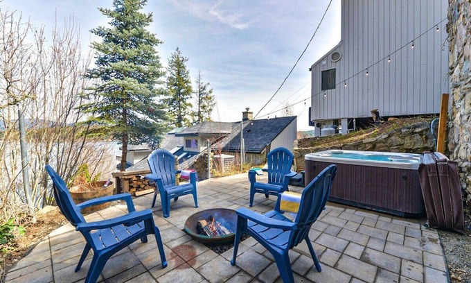 Newman Lake House | Lakefront Honeymoon Bay Studio