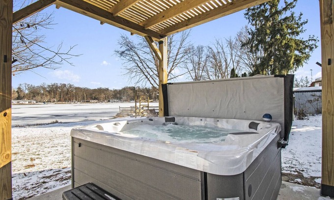 Hillsdale House | Lakefront, Hot Tub, Game Room Sapphire Shores
