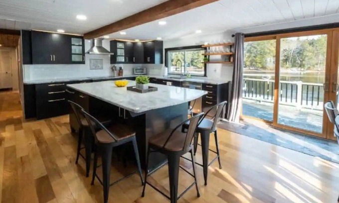 Milton House | Lakefront ~ Hot Tub ~ Grill ~ Kayaks!