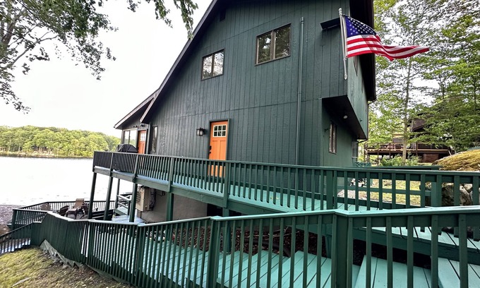 Wallenpaupauk Lake Estates House | LAKEFRONT House - dock -kayaks-paddle boards-fishing-beach on Roamingwood Lake