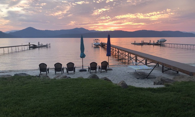 Coolin House | Lakefront house, right on a beautiful white sandy beach at Priest Lake