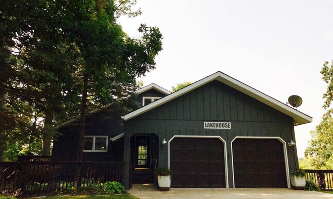 Waterford House | Lakefront Island Inn On Sylvan/Otter Lake