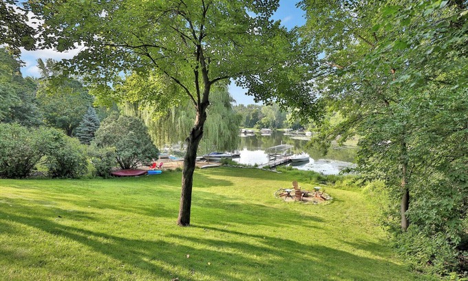 Burnsville House | Lakefront: Kayaks/paddleboard/canoe included on Crystal Lake