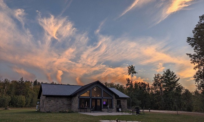 Killaloe House | Lakefront La Casita Cottage on Golden Lake - Modern and inviting