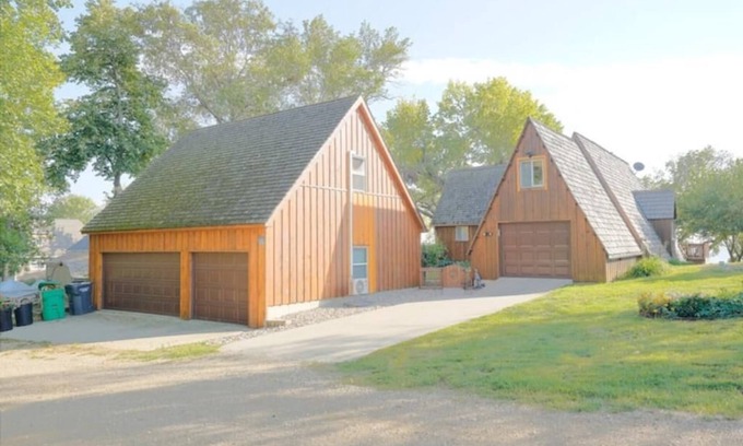 Hamlin County Cabin | Lakefront Lake Poinsett Cottage with Private Beach