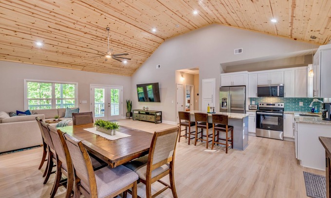 Fair Play House | Lakefront-Lakeview -Gameday HQ- w/Dock- Kayaks- Fire Pit- Games- Pet Friendly