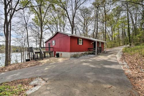 Lavonia House | Lakefront Lavonia Cottage with 2-Story Dock!
