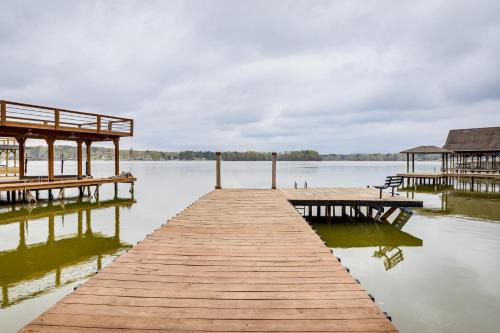 Leesburg House | Lakefront Leesburg Home with Private Dock and Ramp!