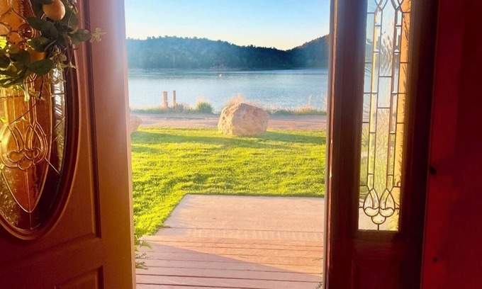 Sterling Cabin | Lakefront lodge inside Palisade State Park! Steps to the water!