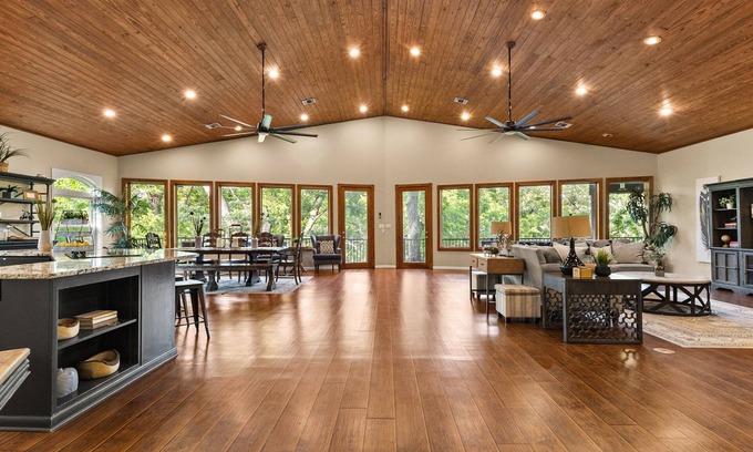 McQueeney House | Lakefront Lodge: Large 5BR, Sleeps 30, Steps to Water – Perfect for Reunions!