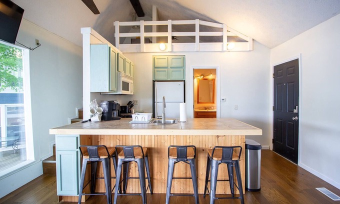 Noblesville House | Lakefront Loft- sleep 5, hot tub