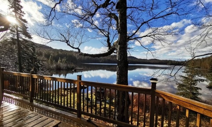 Montcalm Ski Chalet | Lakefront Log Cabin close to ski resorts and nature reserves