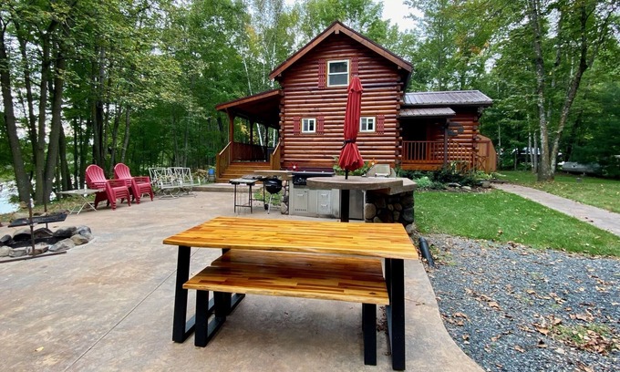 Bloomer Cabin | Lakefront log cabin! Fishing, UTV trails, outdoor kitchen & relaxation!
