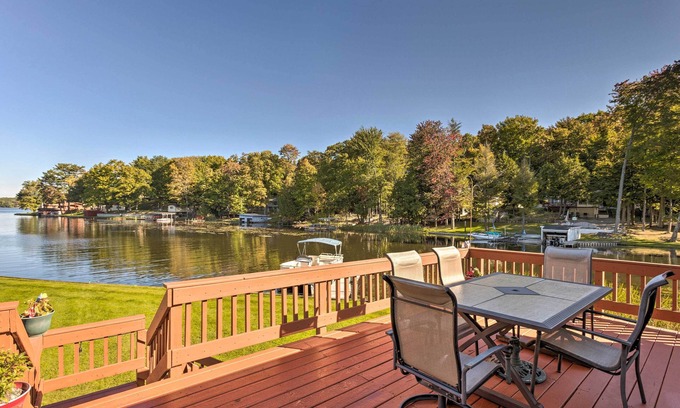 Ludington House | Lakefront Ludington Retreat w/Kayaks & Fire Pit!