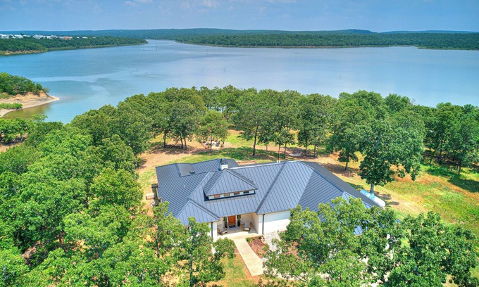 Eufaula House | Lakefront Luxury - Boat Slip Available