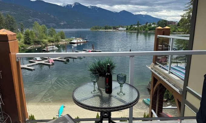 Kaslo Condo | LAKEFRONT LUXURY CONDO.