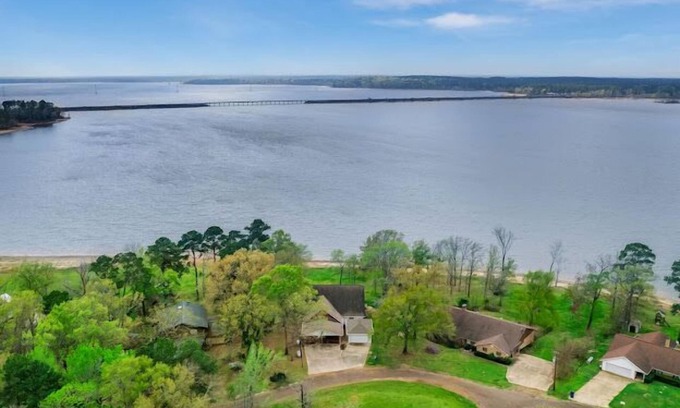 Etoile House | Lakefront Luxury for the Whole Crew