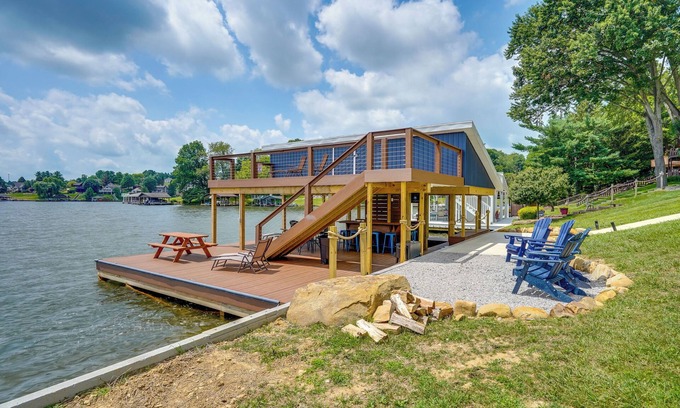 Howard House | LAKEFRONT LUXURY HAVEN: LAKE HOME ON APPLE VALLEY LAKE IN OHIO w/PRIVATE DOCKn