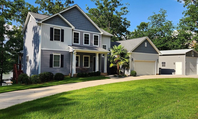 Gilbert House | Lakefront Luxury Home for Large Families on Lake Murray - Right Next to Marina