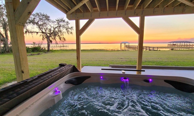 Frostproof House | Lakefront Luxury-Legoland, Lake Wales, Sebring Raceway, Disney & Hiking Nearby