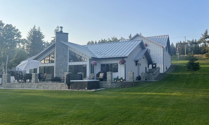 Lac La Hache Ski Chalet | Lakefront Luxury on Lac La Hache – 4BR, Sleeps 8+ Private Launch Dock & Hot Tub!