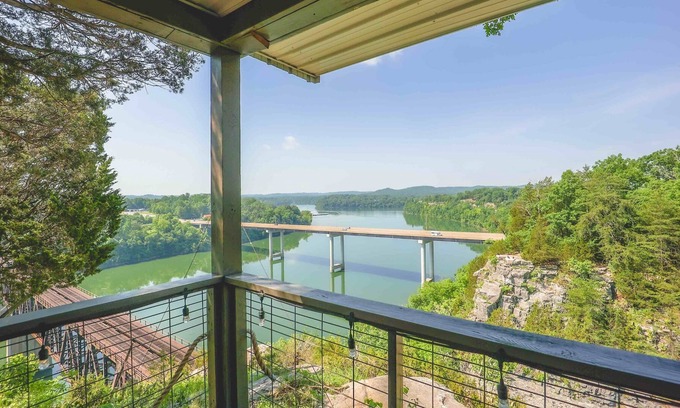 Sloans Valley House | Lakefront Luxury, Sleeps16, Game Room,Fire Pit, Hot Tub,Burnside Marina 2minutes