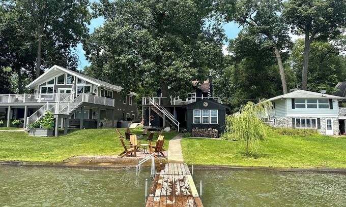 Sister Lakes House | Lakefront Magician Lake Cottage Sleeps 11 with Hot Tub