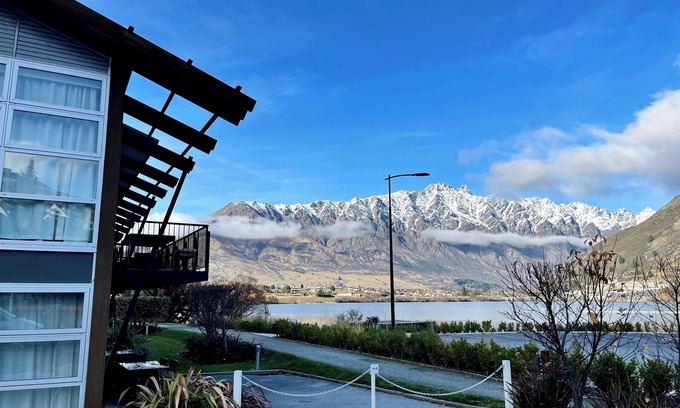Frankton House | Lakefront Marina Apartment