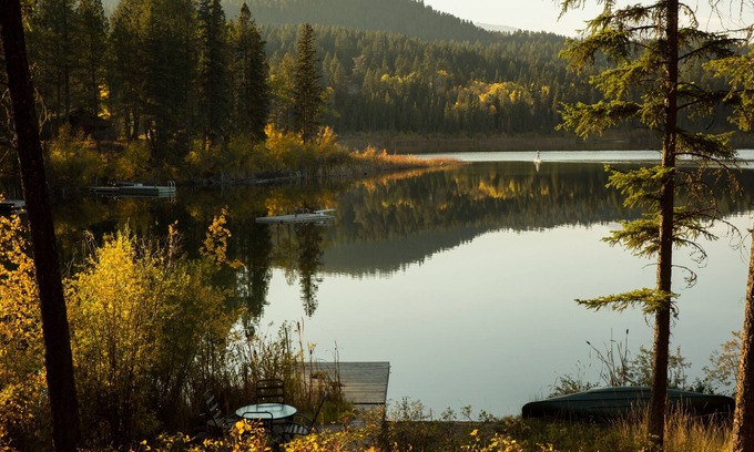 East Kootenay House | Lakefront Mountain Retreat + Heritage Cabin + RV parking!