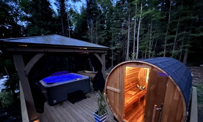 Ahmic Harbour Cottage | Lakefront Muskoka Retreat - Hot tub / Sauna - 11 beds - sleeps 8-10 adults