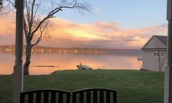 Port Stanton Hotel | lakefront nature lodge room pet friendly #9