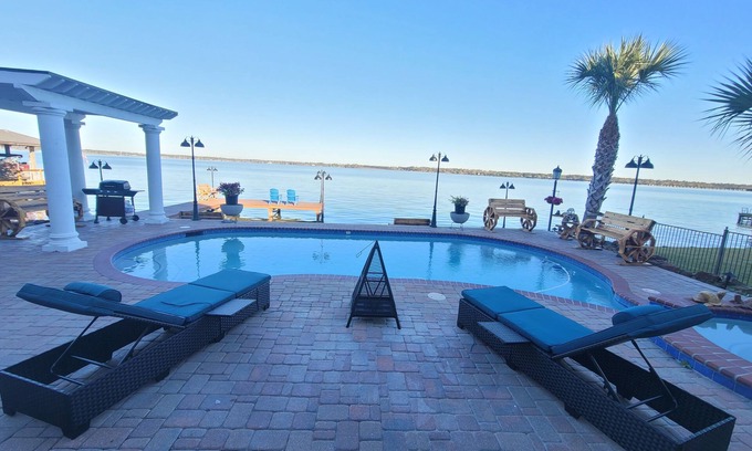 Atascocita House | Lakefront Oasis