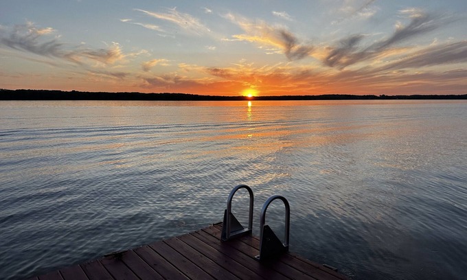 Big Sandy House | LAKEFRONT ON KENTUCKY LAKE: Sleeps up to 12! 3 King Beds + Bunk Room