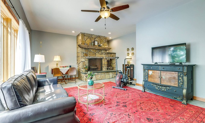 Orange Apartment | Lakefront Orange Vacation Rental - Pet Friendly!