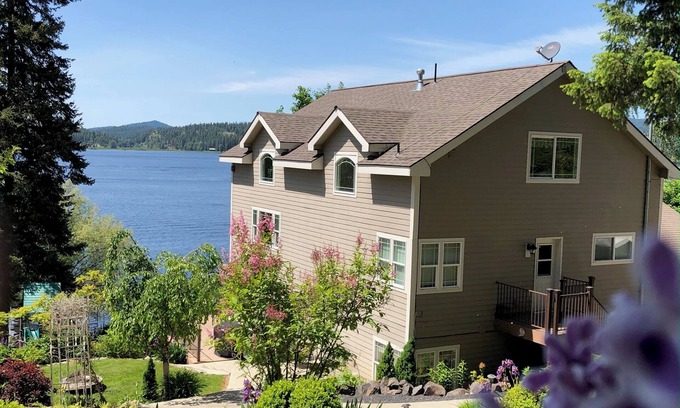 Hauser House | Lakefront Paradise-Sleeps 21+, Dock, Hot Tub, Games, Kayaks, Playground & more!