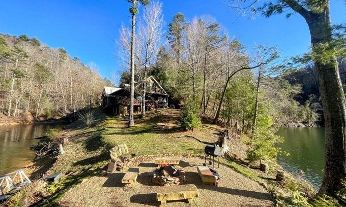 Butler Cabin | LAKEFRONT Peninsula House ONE of a KIND SPOT! Private Dock, Pet Friendly