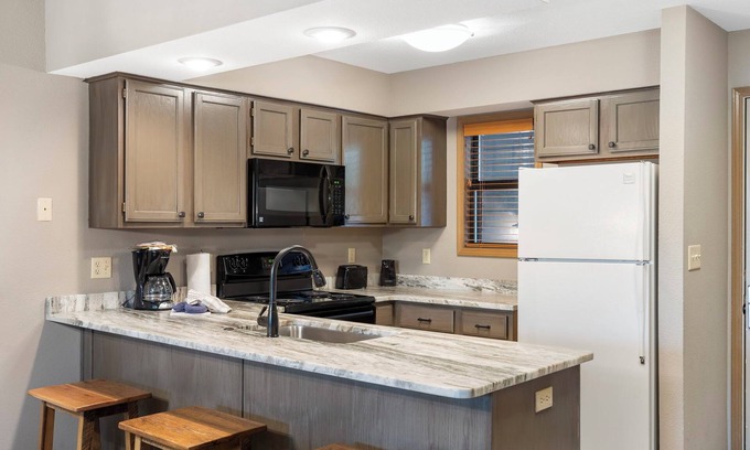 Indian Point Condo | Lakefront Penthouse level, sleeps 6. Ticket DEALS and Resort Amenities!