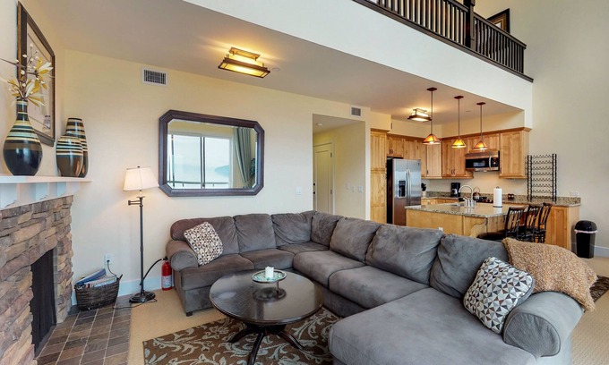 Sandpoint Condo | Lakefront penthouse w/views of the lake & shared dock/pool/hot tub