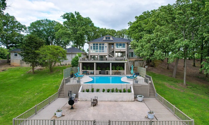 Dogwood Villa | Lakefront Pittsburg Villa w/Private Pool!