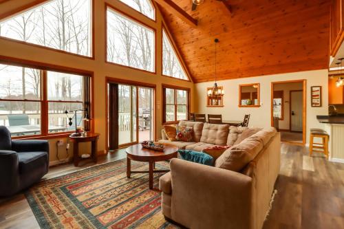 Pocono Lake House | Lakefront Poconos Family Home with Pool Access