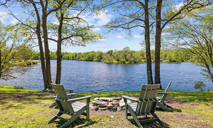Long Pond House | Lakefront Poconos Stay- Kayaks, Fire Pit & Hot Tub