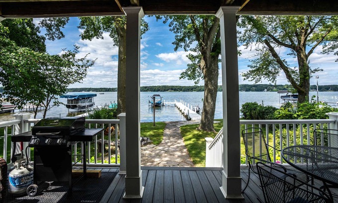 Delavan Lake House | Lakefront | Private Dock | Pet Friendly | Fire Pit