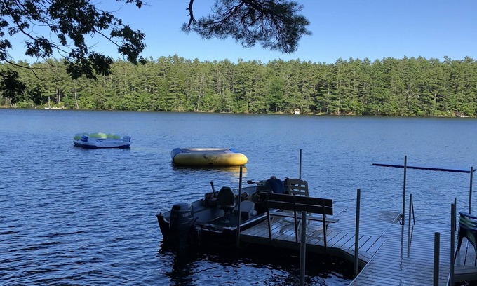 Newcastle House | Lakefront & Private Dock - Booking for Summer 2025! Large Living Room & Kitchen