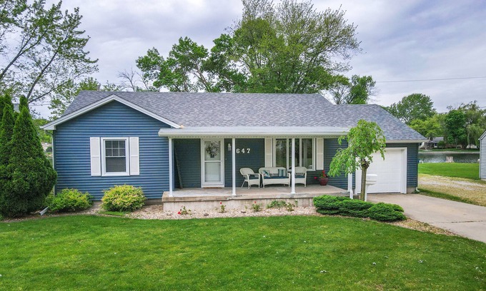 Manteno House | Lakefront property