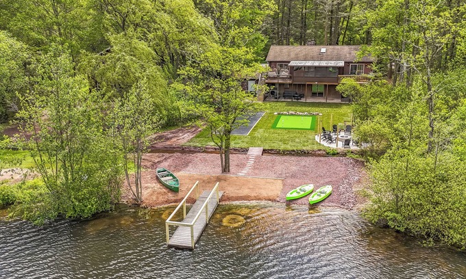 White Haven House | Lakefront - Putting Green, Bocce ball, Game Room!