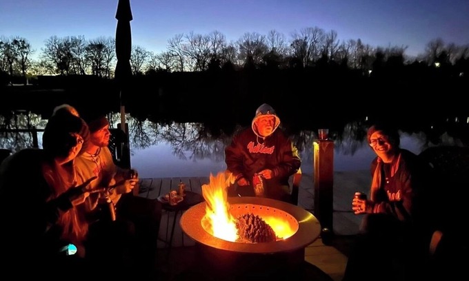 Fort Towson Cabin | Lakefront! Quiet escape from everyday life on the shore of a "No-Wake" lake!