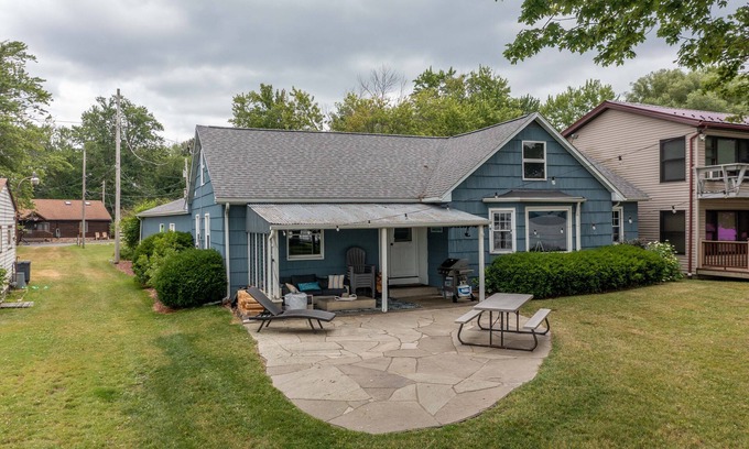 Bemus Point House | Lakefront Renovated 4BR w/Dock, Kayaks, Walk to Bemus Point