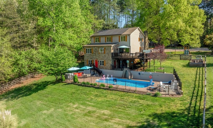 Troutman Resort | Lakefront Resort/Pool/Epic Gameroom/EVCharger/Pickleball Court/Hot Tub